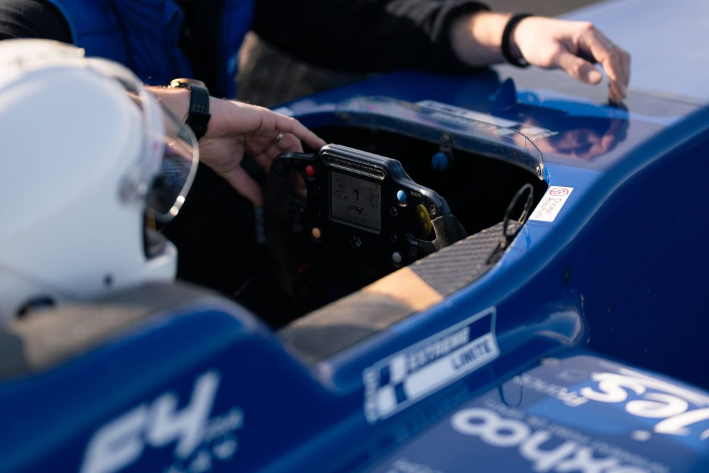 La transition du karting à la Formule 4 : le tremplin vers la compétition de haut niveau 3 F4 Jules Roussel Extreme Limite Visuel 3